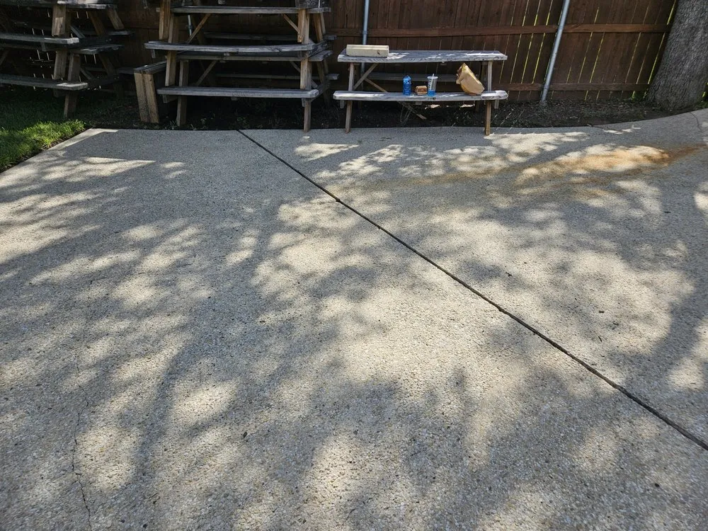 Professional lawn care service in Ingram, TX by L.T landscaping & pressure washing