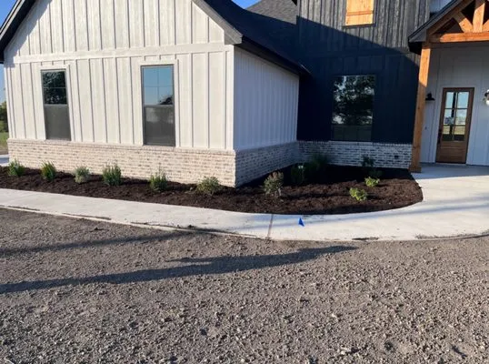 Lucki landscaping Logo