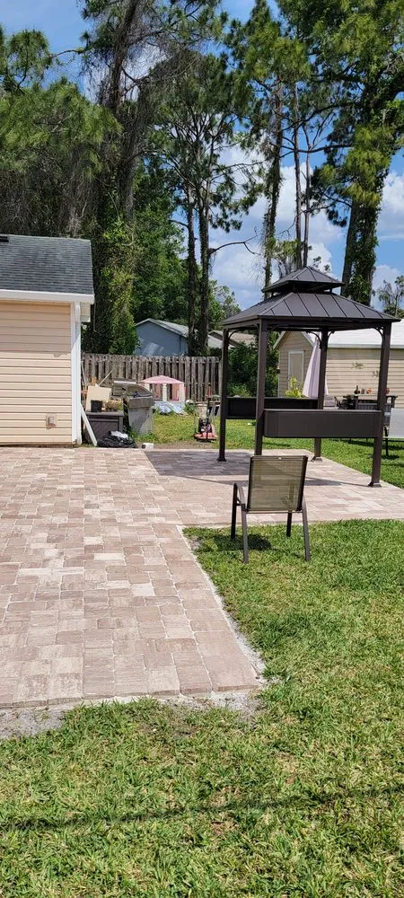 Professional garden landscaping in Plam Bay, FL by Lucky's lawn maintenance