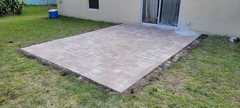 Top-rated garden landscaping in Plam Bay, FL by Lucky's lawn maintenance