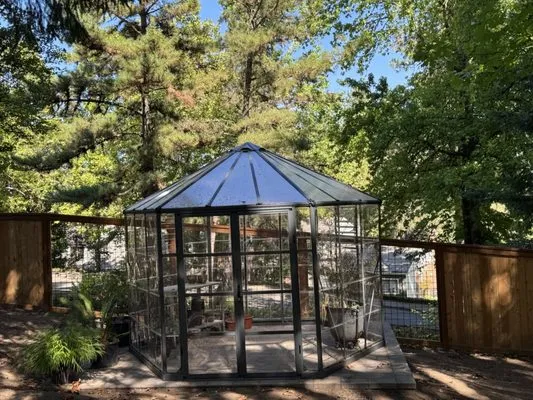 Luis's Gardens & More Logo