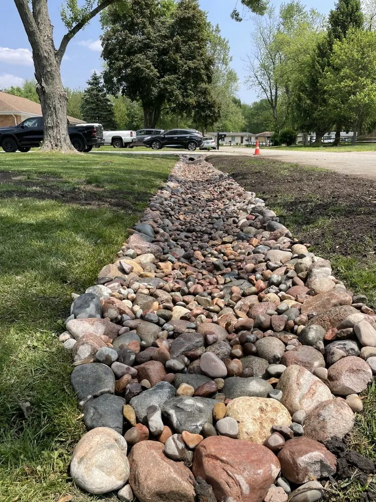 Top-rated garden landscaping for beautiful yards in Kankakee, IL by Luna Landscaping & Concrete