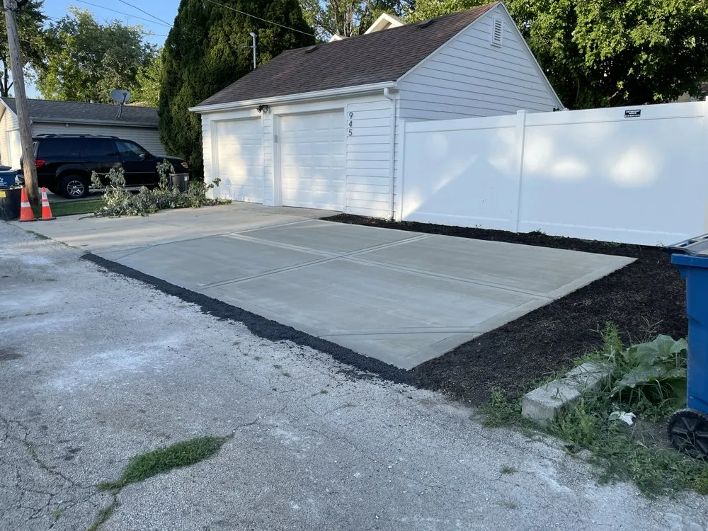 Custom residential landscaping in Kankakee, IL - Luna Landscaping & Concrete