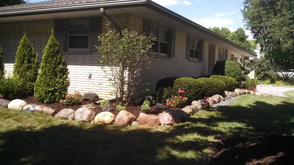 Top-rated yard cleanup service for year-round maintenance in Des Plaines, IL by Lunar Landscaping