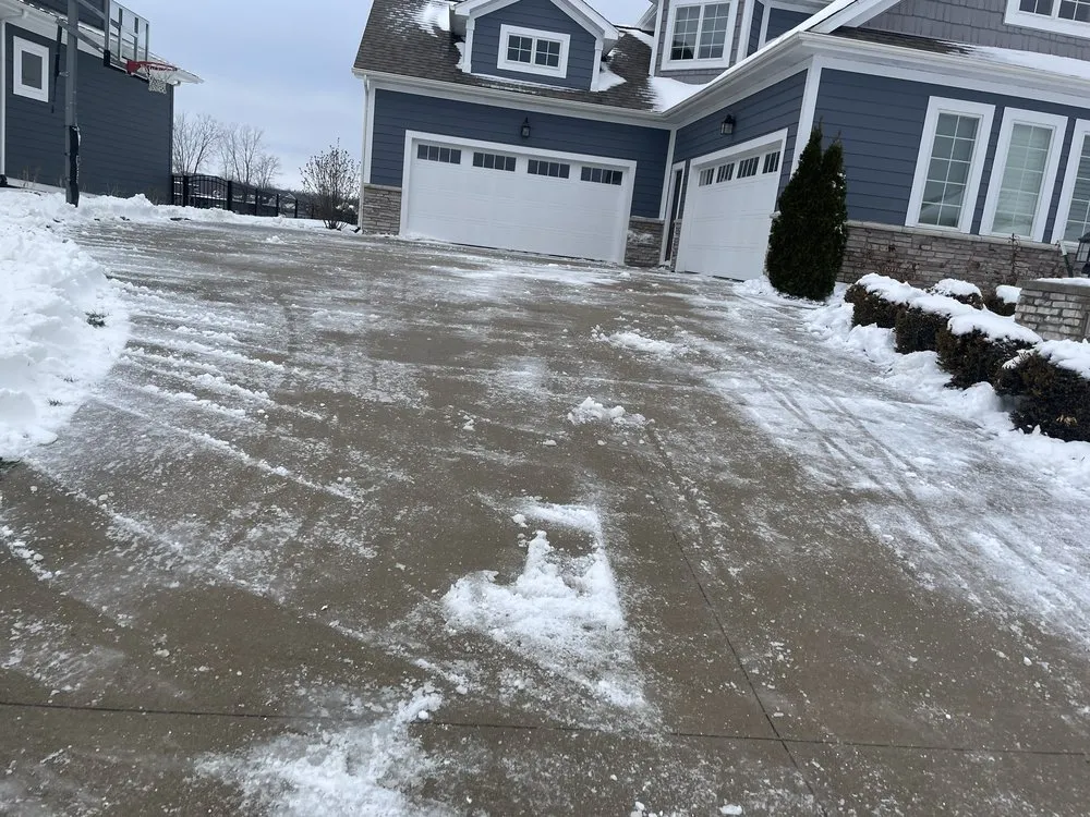 Reliable lawn mowing service in Fort Wayne, IN by Luna’s Landscaping Lawn Care