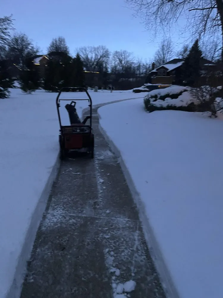 Professional lawn care service in Fort Wayne, IN by Luna’s Landscaping Lawn Care