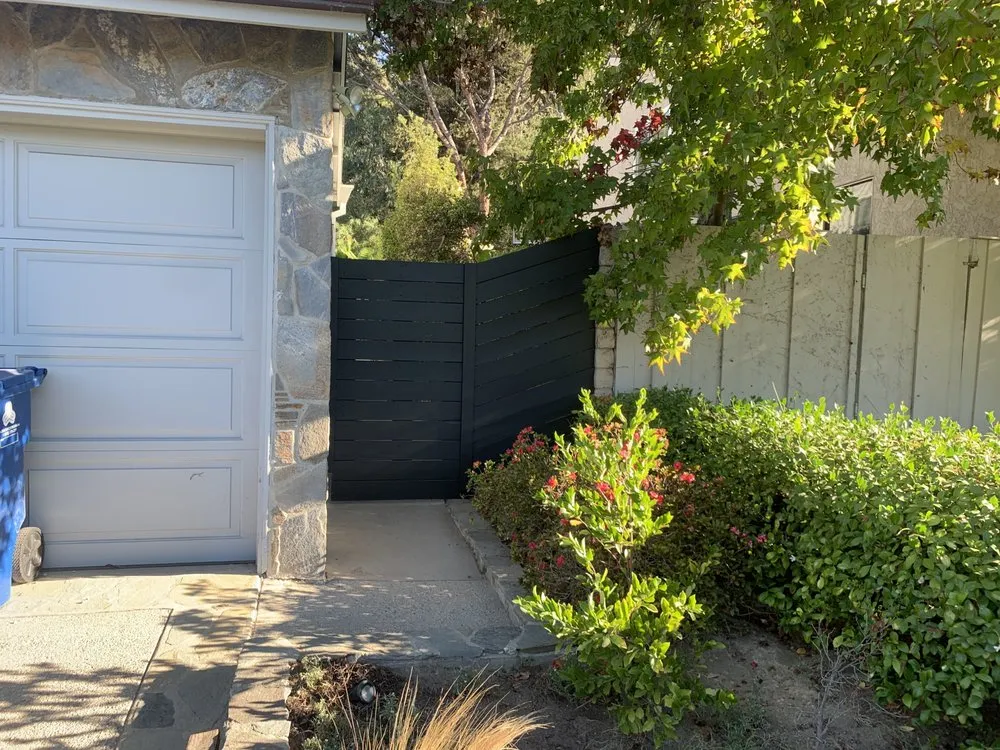 Custom lawn mowing service in Los Angeles, CA - Lush Gardens