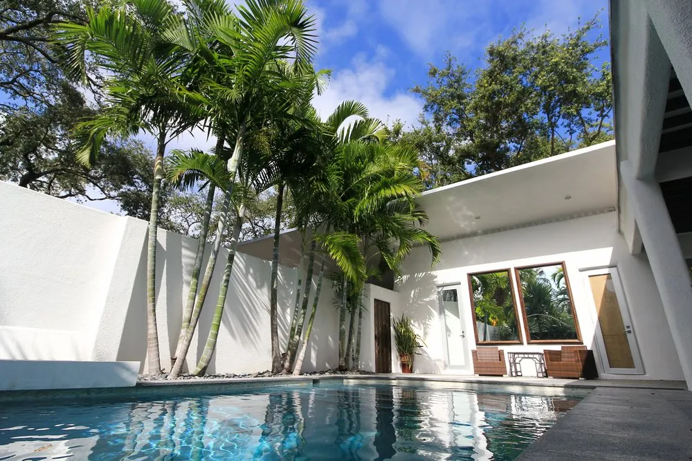 Professional yard cleanup service in Miami, FL by LUSHlife