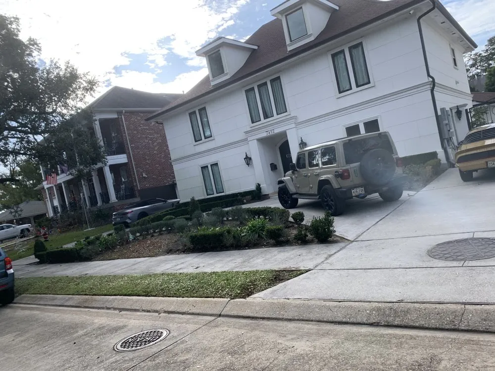 Affordable lawn mowing service experts serving Metairie, LA - Lux Lawn & Landscaping Services