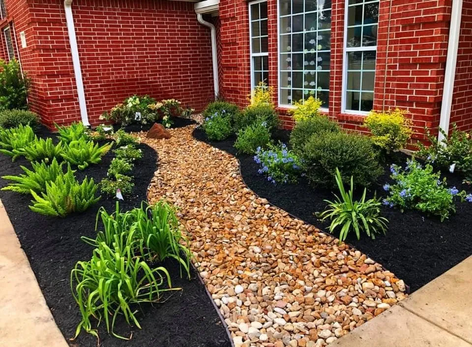 Local lawn mowing service with custom design in Spring, TX by Luxscape