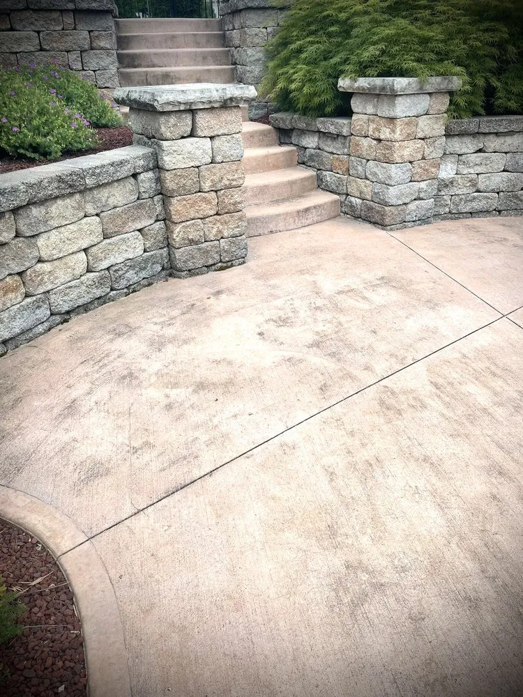 Professional landscaping services experts serving Lake Saint Louis, MO - Luxurious Lawn Care and Landscaping