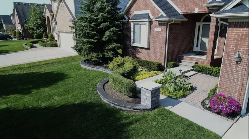 Professional yard maintenance experts serving Houston, TX - Luxury Landscaping