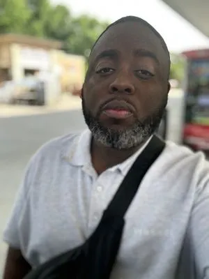 Luxury Lawn & Services Logo