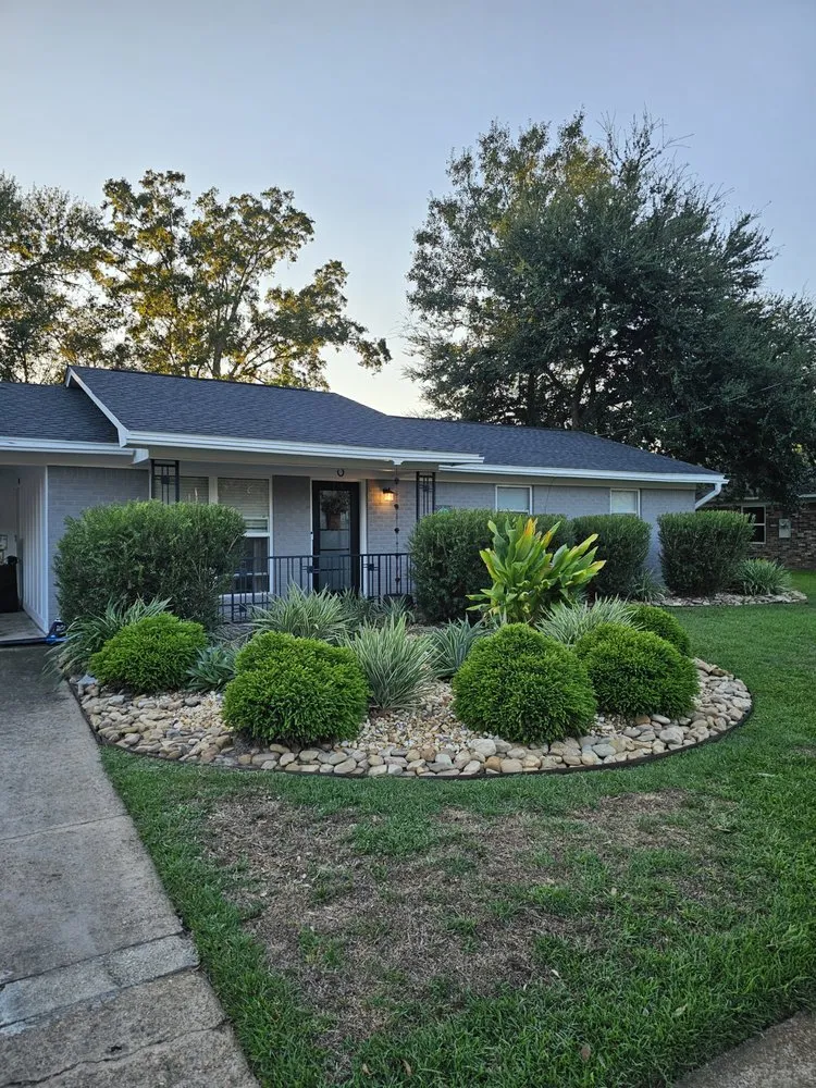 Local yard cleanup service for residential properties in Biloxi, MS by Luxury Lawn Care