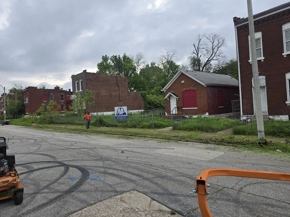 Top-rated garden landscaping for beautiful yards across Florissant, MO - Luxury Lawncare and Property Management