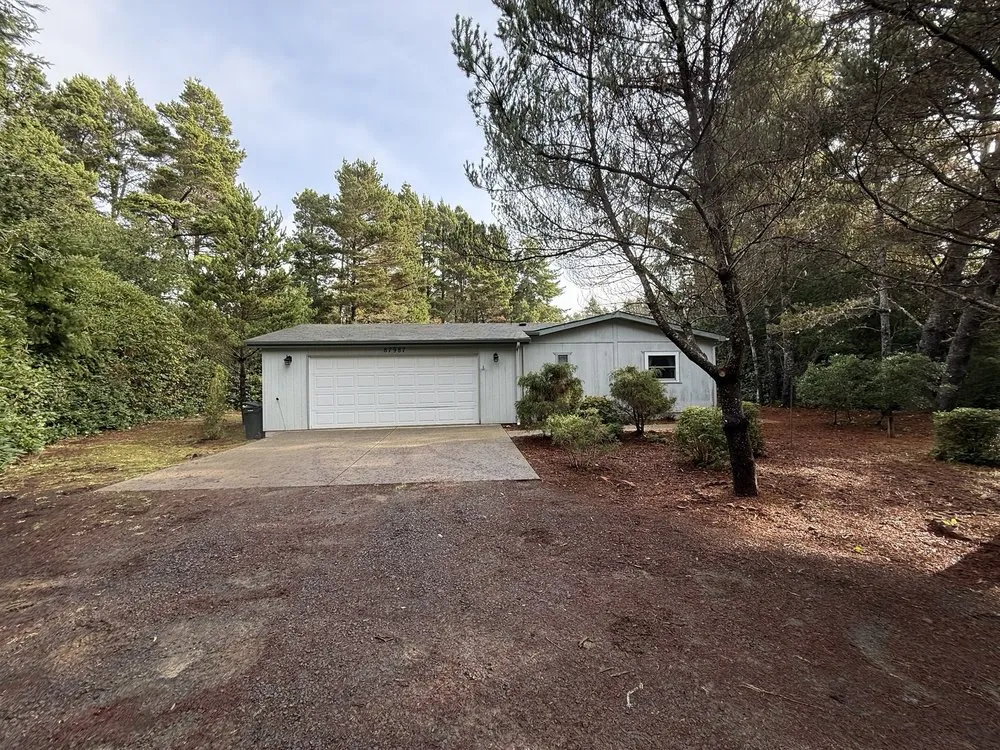 Top-rated lawn care service experts serving Florence, OR - Luxury Lawns