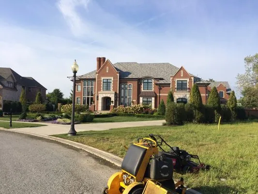 Lynn's Lawn Home & Garden Logo