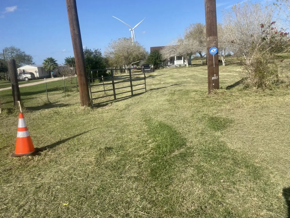 Affordable lawn mowing service with custom design across Rio Hondo, TX - M & A Lawn Care And Welding