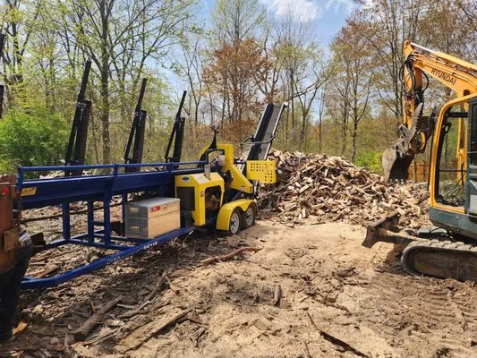 M & M Maintenance Logo