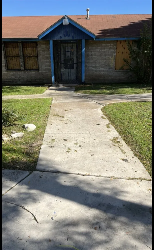 Professional yard maintenance in San Antonio, TX by Mì Familia Landscaping