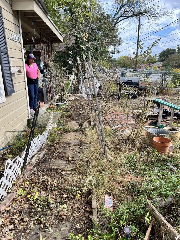 Custom lawn mowing service in San Antonio, TX by Mì Familia Landscaping