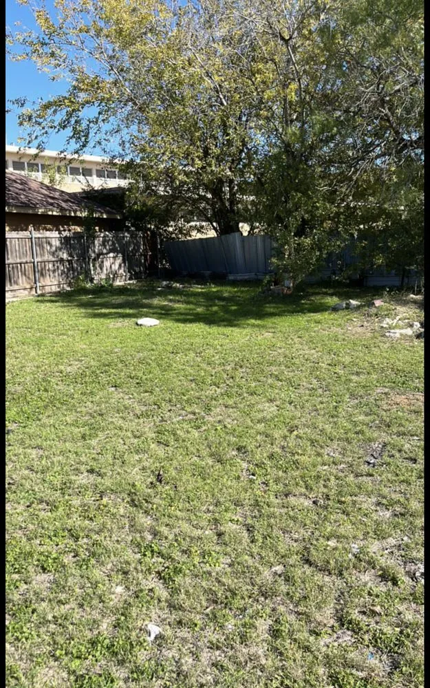 Reliable lawn care service for residential properties in San Antonio, TX by Mì Familia Landscaping