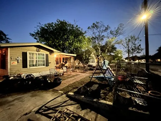 Mì Familia Landscaping Logo