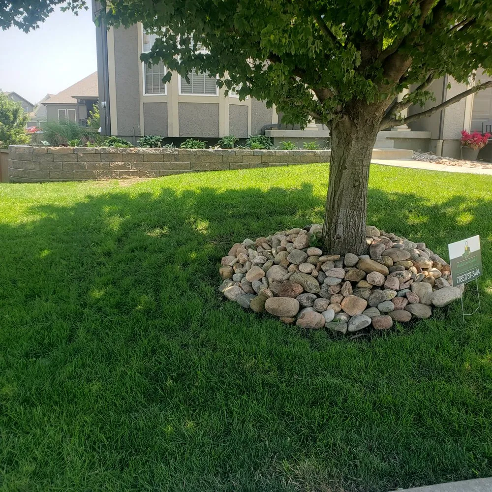 Top-rated lawn mowing service for residential properties in Bonner Springs, KS by Macias Lawn Services