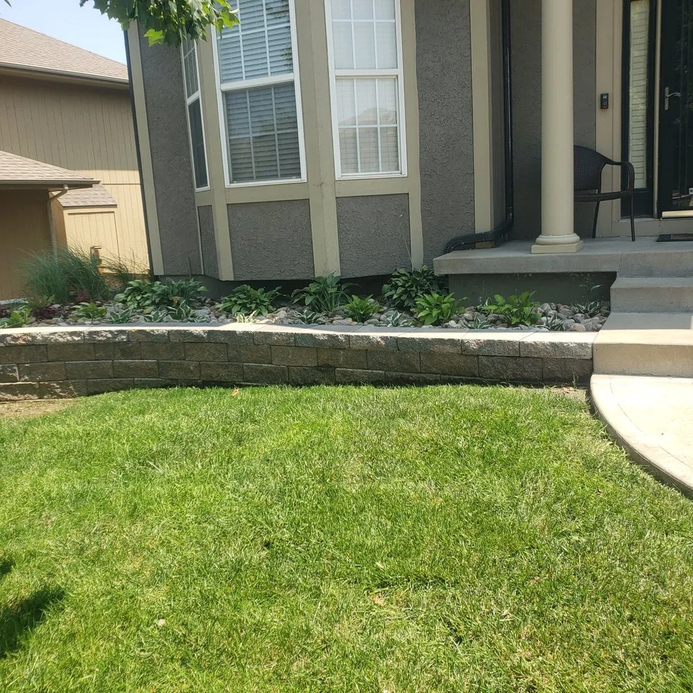 Trusted lawn mowing service in Bonner Springs, KS - Macias Lawn Services