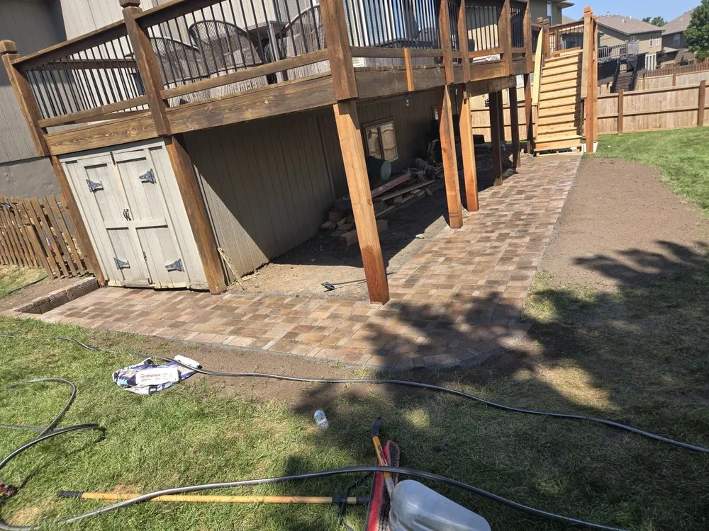 Top-rated lawn care service in Bonner Springs, KS by Macias Lawn Services