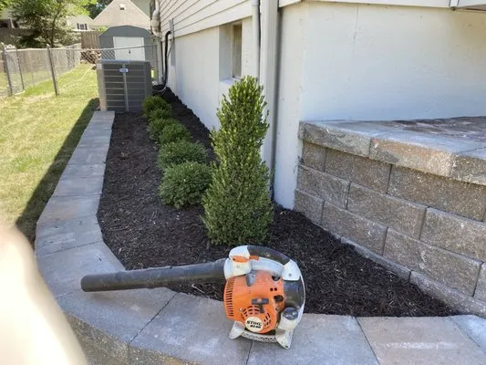 Maderos Lawn & Landscaping Logo