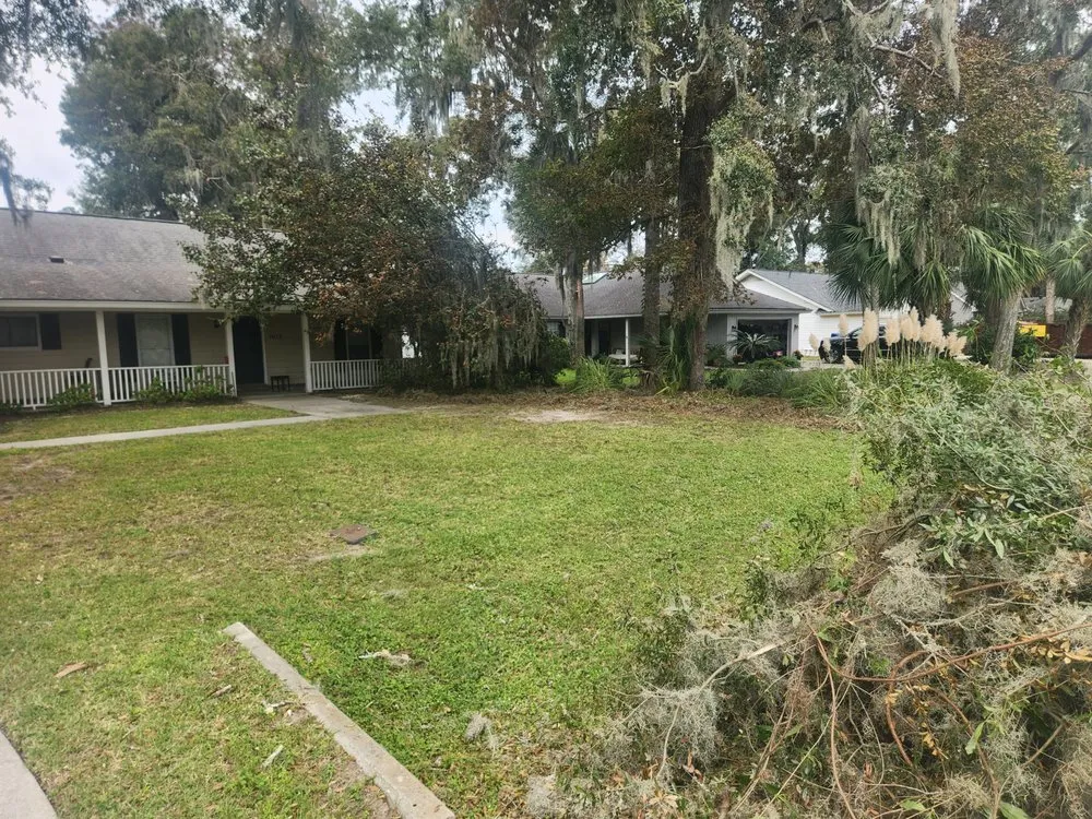 Trusted yard cleanup service for homes in Savannah, GA by Magic Mowers