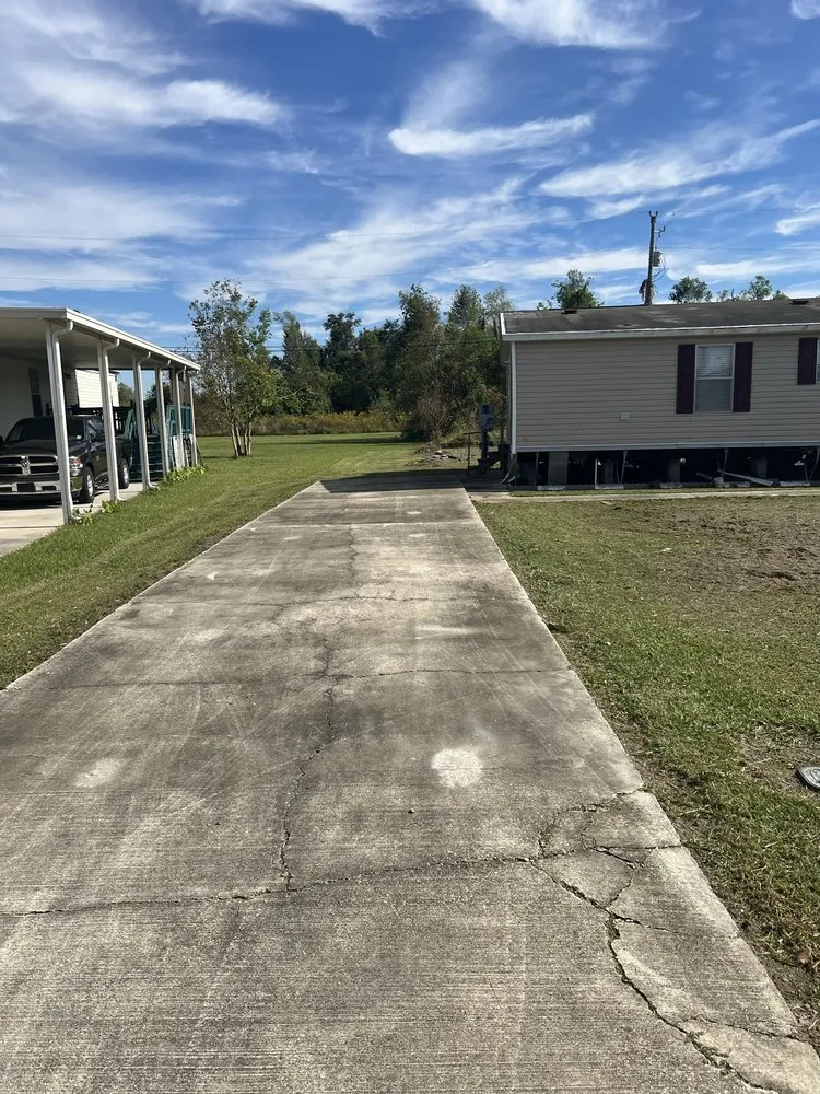 Custom lawn mowing service for residential properties in Houma, LA by Mahan's Lawn Care