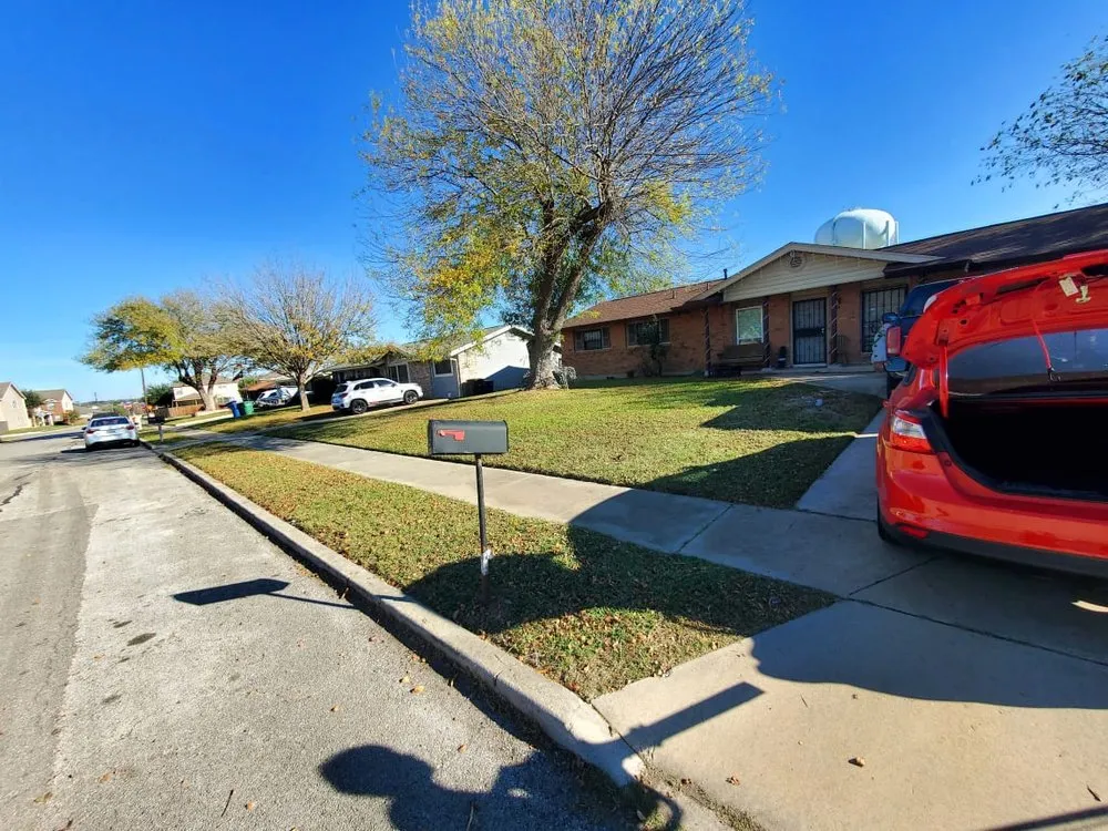 Affordable yard maintenance in San Antonio, TX - Maintained Mowz