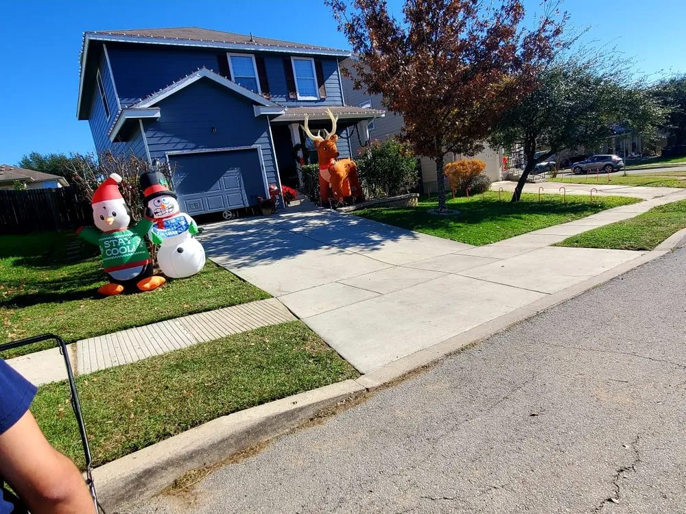 Custom lawn mowing service in San Antonio, TX - Maintained Mowz