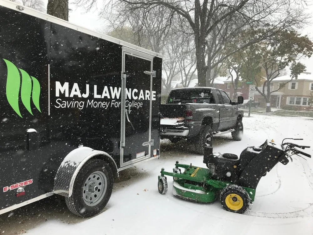 Professional yard maintenance in Chicago, IL by Maj Lawncare