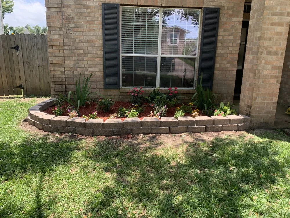 Affordable garden landscaping for year-round maintenance in Dickinson, TX by Major Differences Landscaping