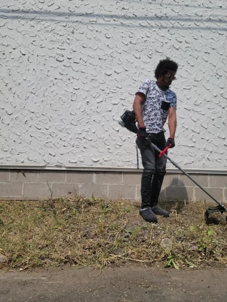 Local lawn care service in Saint Paul, MN by Make It Pretty