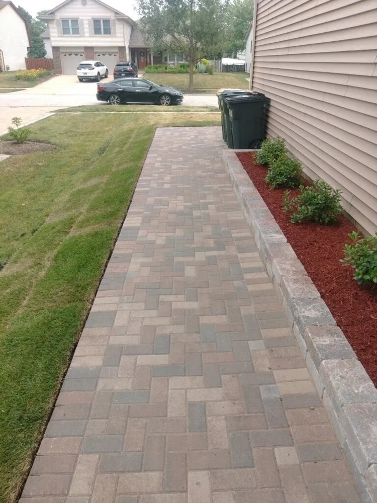Expert outdoor landscaping experts serving Roselle, IL - Makers Maintenance