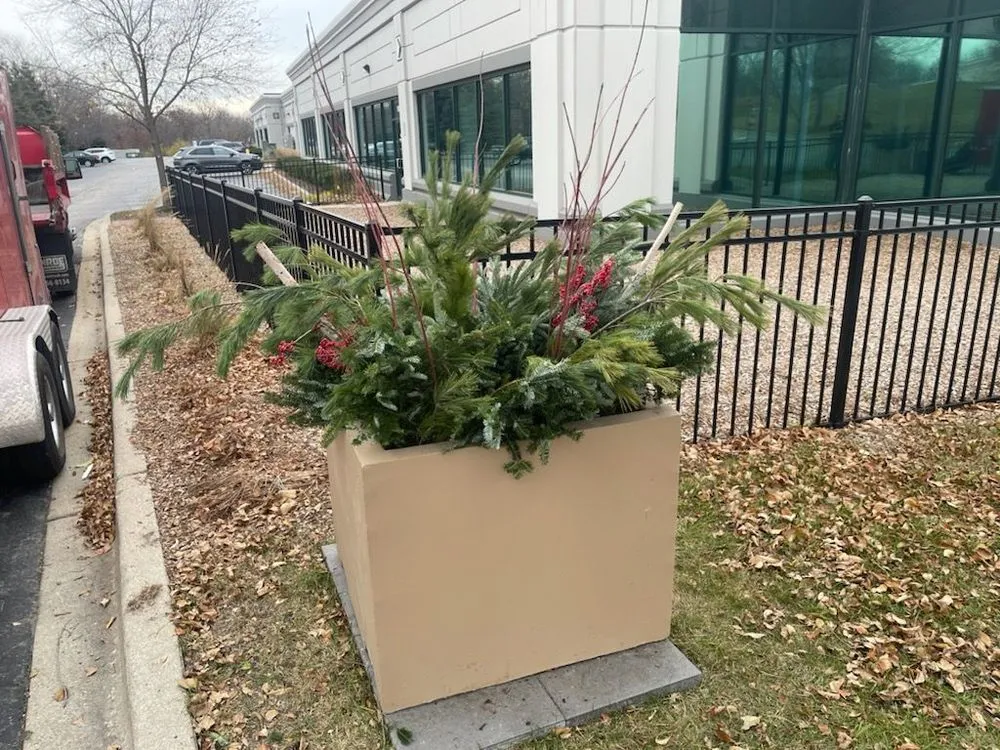 Reliable yard maintenance experts serving Roselle, IL - Makers Maintenance