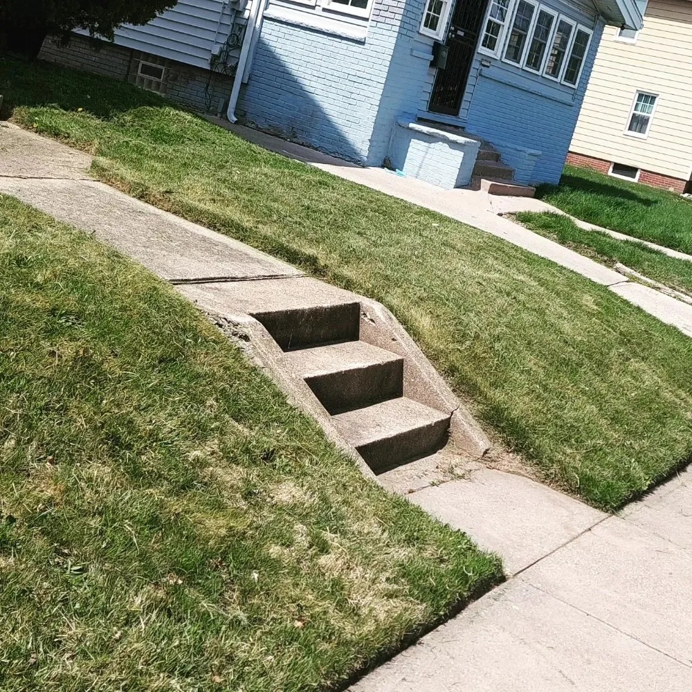 Affordable lawn mowing service in Toledo, OH - Maliks Moving & Cleanup Services