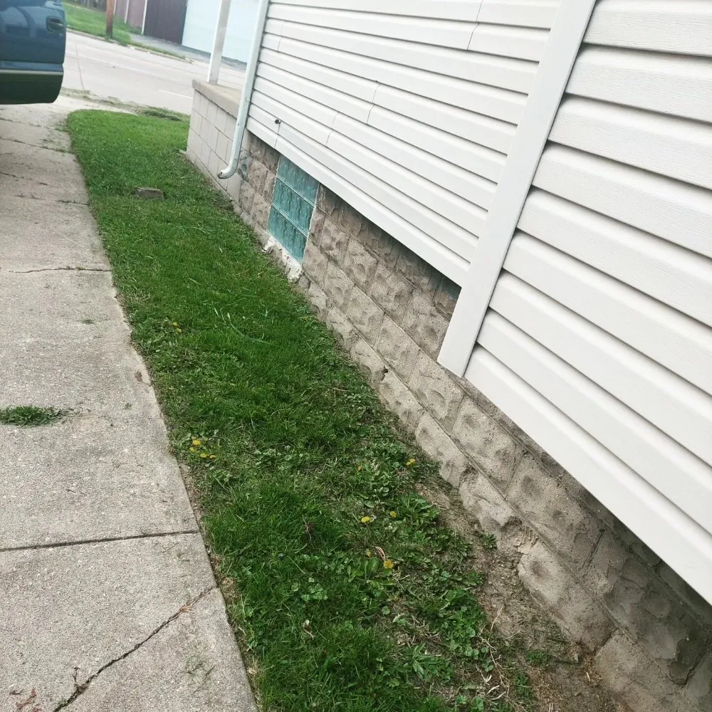 Reliable landscaping services for beautiful yards in Toledo, OH by Maliks Moving & Cleanup Services