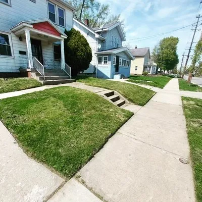 Maliks Moving & Cleanup Services Logo