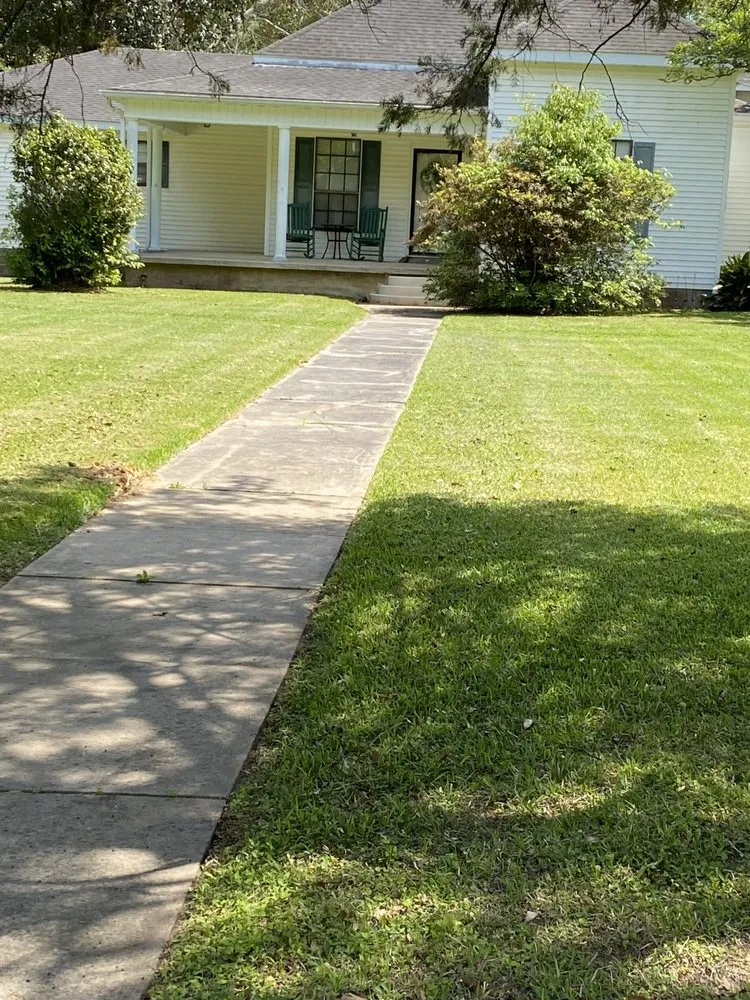 Affordable yard maintenance in Opelousas, LA by Mallet’s Lawn Care