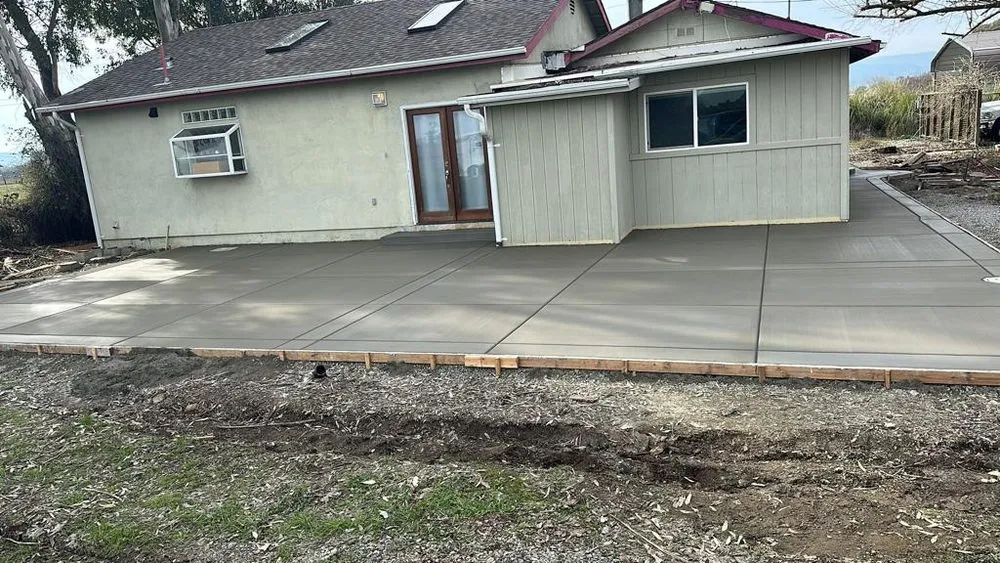 Custom outdoor landscaping for year-round maintenance in Sacramento, CA by Maluria Concrete and Landscaping