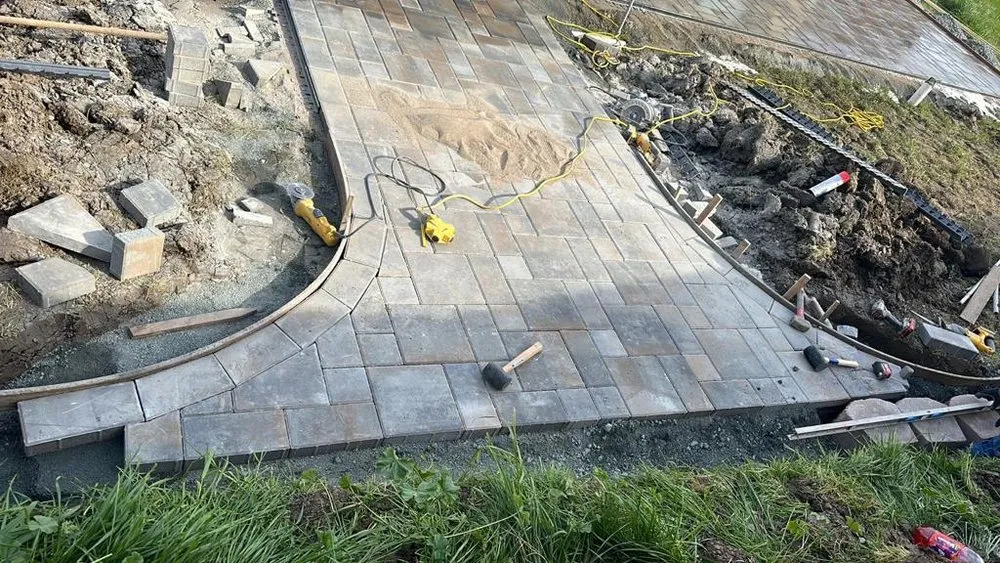 Custom garden landscaping for beautiful yards in Sacramento, CA by Maluria Concrete and Landscaping