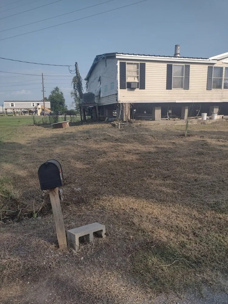 Top-rated outdoor landscaping with custom design in Golden Meadow, LA by Man N Mo