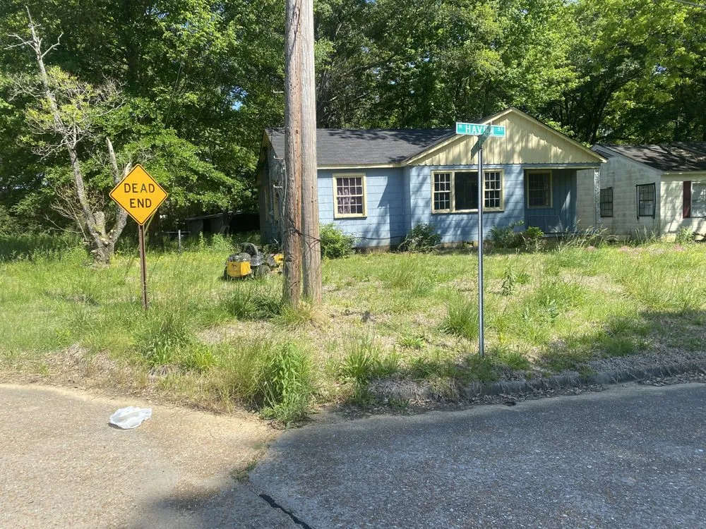 Local yard cleanup service for year-round maintenance across Jackson, MS - Manning Lawn Service