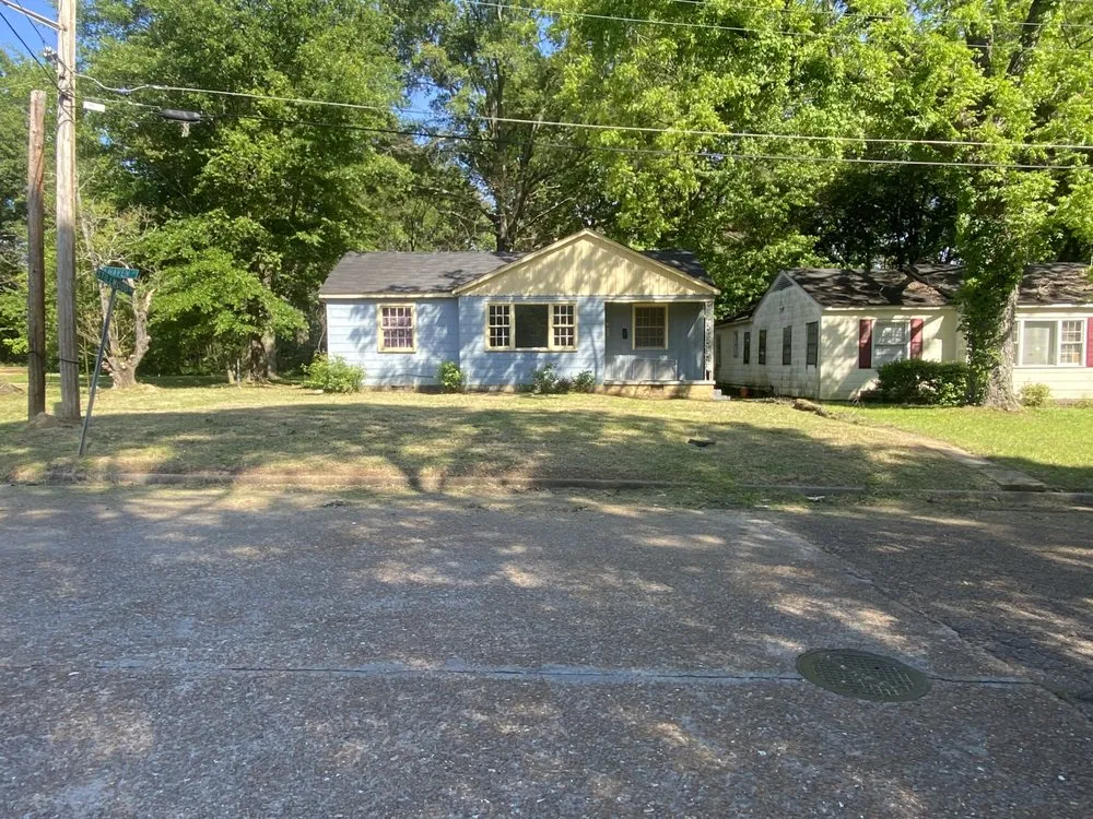 Reliable yard cleanup service with custom design in Jackson, MS by Manning Lawn Service