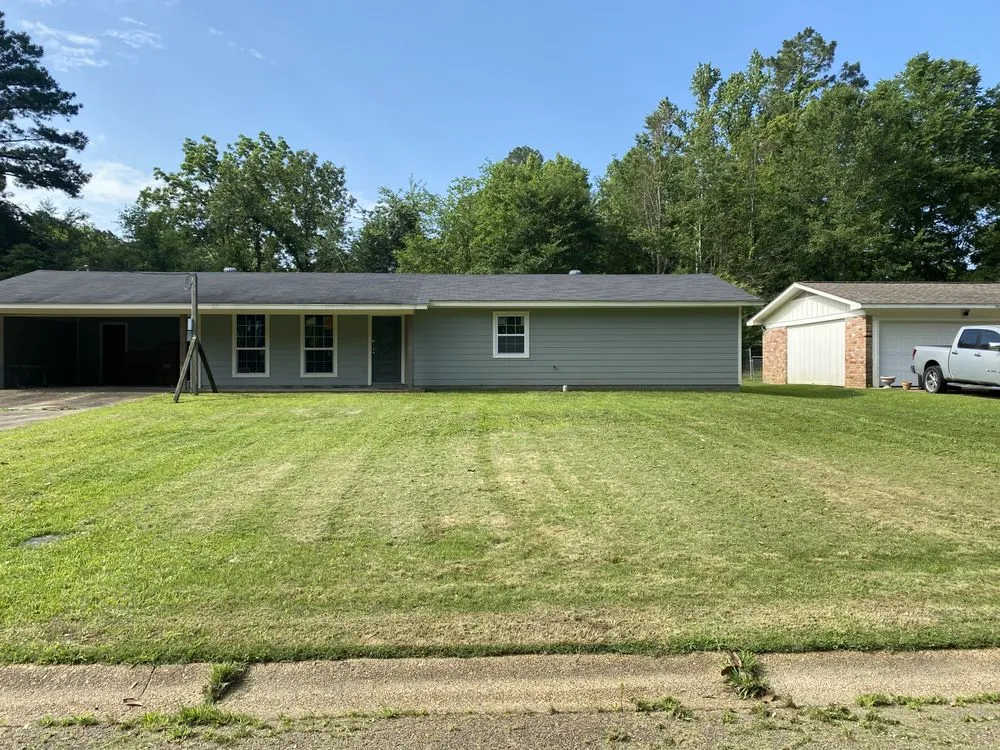 Custom yard maintenance in Jackson, MS by Manning Lawn Service